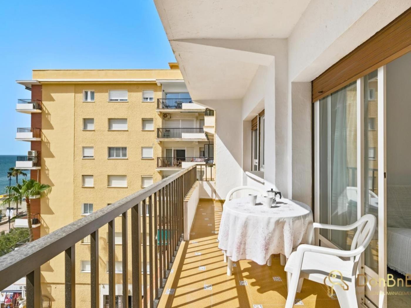 Piso Con Piscina Frente A La Playa En * Fuengirola