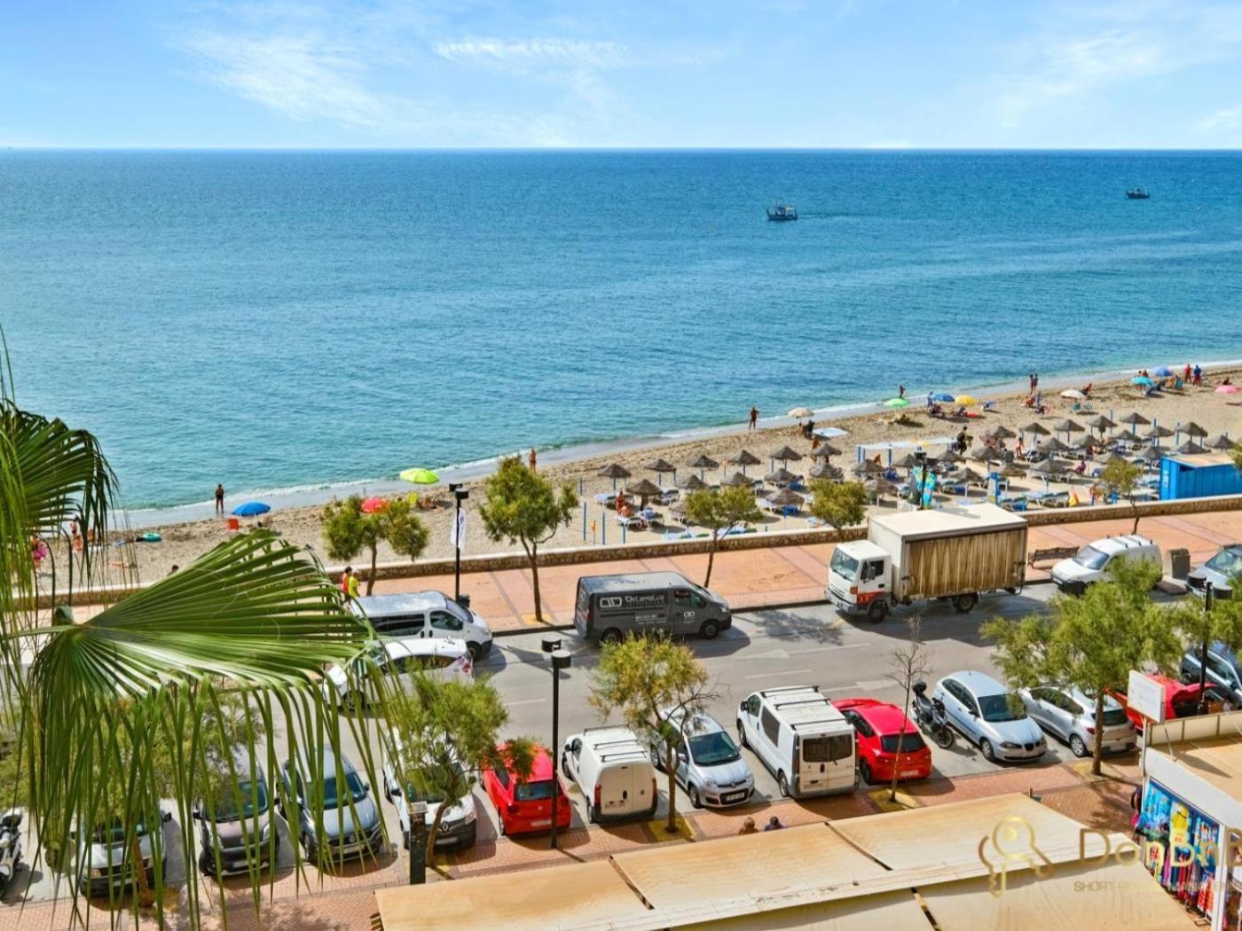Piso Con Piscina Frente A La Playa En * Fuengirola
